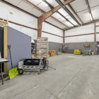 7-use-warehouse-oh-door-logan-estfrancis-7